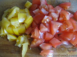 Салат с сухариками и капустой "Вкусняшка": Помидоры помыть. Вырезать стержень и нарезать не  мелкими кубиками.