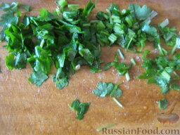 Салат с сухариками и капустой "Вкусняшка": Зелень помыть и мелко нарезать.