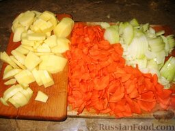 Овощной суп с копченой грудинкой в горшке: Как приготовить овощной суп с копченой грудинкой:  Овощи чистим. Картофель, морковь и лук режем небольшими ломтиками.