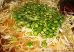 Овощной суп с копченой грудинкой в горшке: Положить зеленый горошек и капусту, посолить по вкусу и варить еще 25-30 минут. В конце посыпать овощной суп порезанной зеленью.