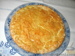 Полтавский луковый пирог от Олега  Кензова: Готовый румяный пирог выложить на тарелку и, когда он немного остынет, разрезать его на кусочки.