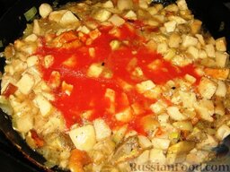 Пасташутта с грибным соусом: Добавить протертые помидоры, посолить и поперчить по вкусу. Тушить 20 минут на небольшом огне.