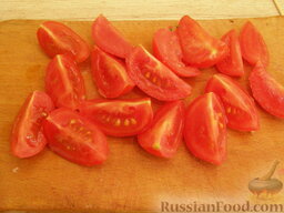 Салат из шампиньонов с помидорами и орехами: Как приготовить салат с шампиньонами и помидорами:    Помидоры черри нарежьте на четвертинки. Если используете обычные помидоры, нарежьте их дольками.