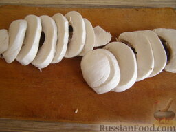 Салат из шампиньонов с помидорами и орехами: Нарежьте шляпки ломтиками толщиной 4-5 мм.