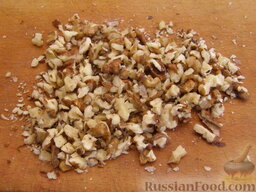 Салат из шампиньонов с помидорами и орехами: Орехи порубите (не слишком мелко). Четвертую часть измельченных орехов отложите для украшения.