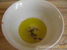 Салат из шампиньонов с помидорами и орехами: Для соуса-маринада соедините оливковое масло, уксус, соль, сахар, перец.