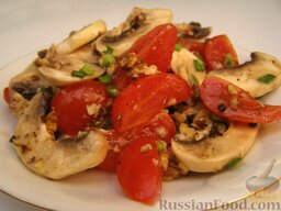 Салат из шампиньонов с помидорами и орехами: При подаче посыпьте салат с шампиньонами и помидорами оставшимися грецкими орехами.