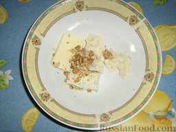 Паста с голубым сыром горгонзола и орехами: Грецкие орехи очищаем и измельчаем, высыпаем в миску.