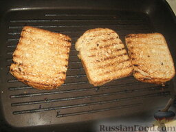 Салат с сухариками "Необычный": Как приготовить салат с сухариками и ананасом:    Ломтики хлеба подсушиваем на сковороде-гриль. У меня серый зерновой хлеб.