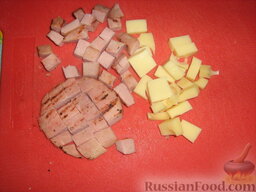 Салат с сухариками "Необычный": Нарезаем кубиками ветчину и сыр.