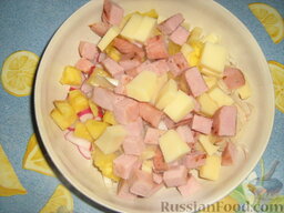 Салат с сухариками "Необычный": Ананас режем на кубики и добавляем в миску. Я использовала свежий ананас, но подойдет и консервированный. Добавляем также орехи и сыр с ветчиной.