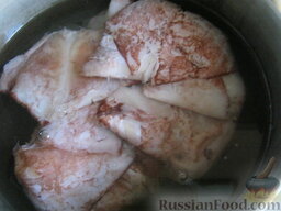Салат из кальмаров с кукурузой: Вскипятить чайник. Кальмары промыть, обдать кипятком, снять кожицу. Залить кипятком и варить в подсоленной воде 2-3 минуты.
