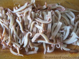 Салат из кальмаров с кукурузой: Кальмары нарезать соломкой.
