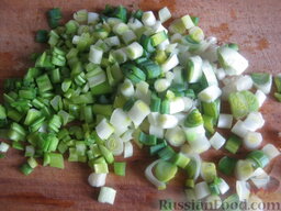 Салат из кальмаров с кукурузой: Лук зеленый помыть и мелко нарезать.