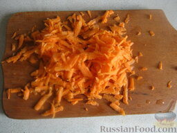 Салат из кальмаров с кукурузой: Морковь очистить. Помыть и натереть на крупной терке.