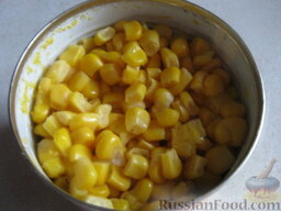 Салат из кальмаров с кукурузой: Открыть баночку консервированной кукурузы.