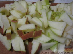 Cалат из яблок и кураги: Яблоки помыть. Кожуру (по желанию) можно очистить. Я не чищу. Вырезать сердцевину. Можно нарезать соломкой или натереть на крупной терке.