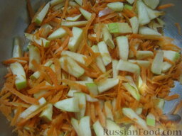 Cалат из яблок и кураги: Подготовленные для салата ингредиенты соединить в миске. Перемешать.