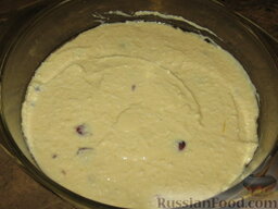 Львовский сырник: Стеклянную форму не выстилаем пергаментом, а только смазываем маслом. Выкладываем в нее подготовленную творожную массу.  Запекаем при 180-190 градусах 45-50 минут.
