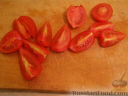 Салат из брокколи, с помидорами и кедровыми орехами: Черри вымыт и разрезать на четвертинки. Самые маленькие - пополам.