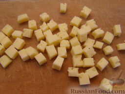 Салат из брокколи, с помидорами и кедровыми орехами: Сыр нарезать кубиками.
