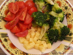 Салат из брокколи, с помидорами и кедровыми орехами: Все ингредиенты смешать, полить салат из брокколи с помидорами заправкой.