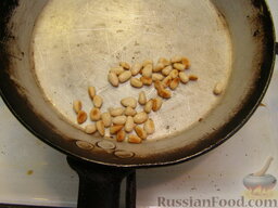 Салат из брокколи, с помидорами и кедровыми орехами: Кедровые орехи слегка обжарить, помешивая, на среднем огне (2-3 минуты).