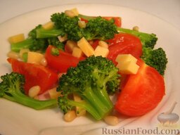 Салат из брокколи, с помидорами и кедровыми орехами: При подаче посыпать салат из брокколи с помидорами кедровыми орехами.