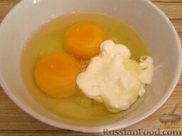Омлет с брокколи в духовке: Включить духовку для разогрева.    Смешать яйца, сметану и соль. Хорошо взбить миксером или блендером.