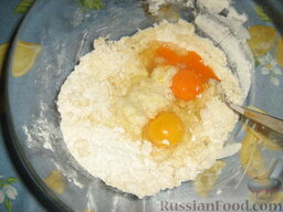Несладкий "кекс" с сыром и колбасой: Добавьте соль, сахар и яйца. Размешайте.