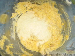 Несладкий "кекс" с сыром и колбасой: Всыпьте тертый сыр пармезан, или грана падано.