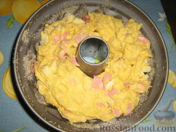 Несладкий "кекс" с сыром и колбасой: Берите куски теста руками и выкладывайте их в форму, стараясь распределить равномерно.