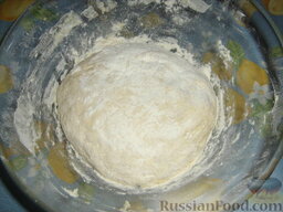 Хлеб сицилийский: Как испечь хлеб из муки грубого помола:    В муку всыпаем дрожжи и соль. Вливаем теплую воду и быстренько замешиваем тугое тесто.