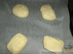 Хлеб сицилийский: Делим тесто на 4 части, формируем хлебцы и выкладываем их на бумагу для выпечки.