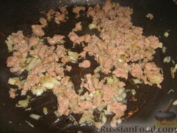 Паста (фузилли) с болгарским перцем и маскарпоне: Добавляем измельченное мясо. У меня колбаски, но вы можете использовать любой фарш или мелко порезать куриную или индюшачью грудку. Обжариваем.