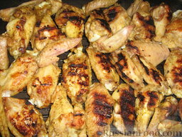 Куриные крылышки на гриле: Жарим куриные крылышки на сковороде с двух сторон, переворачивая время от времени, 30-40 мин.