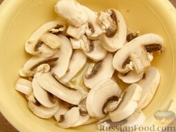 Салат с шампиньонами "Испанский": Переложить грибы в миску, залить их маринадом от оливок и отложить в сторону.