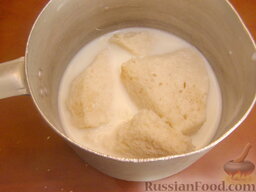 Кефтедес - котлеты по-гречески: Приготовление кефтедес.    Хлеб очистить от корок, залить теплым молоком. Замачивать 20-25 минут.