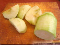 Кефтедес - котлеты по-гречески: Очисть яблоки и кабачок. Из яблок удалить семена.