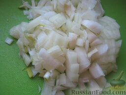 Салат «Анастасия» с морковью, грибами и орехами: Лук очистить, помыть и мелко нарезать.