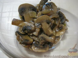 Салат «Анастасия» с морковью, грибами и орехами: Салат «Анастасия» выкладывать в салатницу последовательными слоями. Сначала грибы.