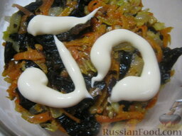 Салат «Анастасия» с морковью, грибами и орехами: Затем слой морковной смеси и немного майонеза. Слои салата с грибами можно повторить при желании.