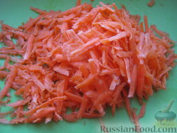 Салат «Анастасия» с морковью, грибами и орехами: Морковь очистить, помыть и натереть на крупной терке.