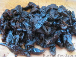 Салат «Анастасия» с морковью, грибами и орехами: Чернослив очистить от косточки и нарезать соломкой.