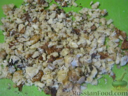 Салат «Анастасия» с морковью, грибами и орехами: Раздавить орехи скалкой.