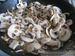Салат «Анастасия» с морковью, грибами и орехами: Разогреть сковороду. Налить растительное масло. Шампиньоны обжарить на масле с половиной лука, помешивая, на среднем огне, 5-7 минут.