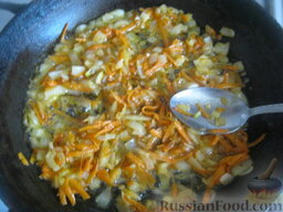 Салат «Анастасия» с морковью, грибами и орехами: В отдельной сковороде пожарить вторую часть лука и тертую морковь, помешивая, 2-3 минуты.