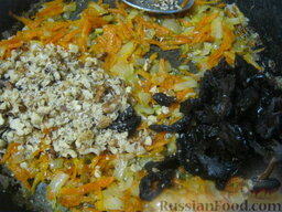 Салат «Анастасия» с морковью, грибами и орехами: Соединить морковь, репчатый лук, чернослив и грецкие орехи вместе, посолить и поперчить по вкусу.