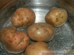 Салат с сухариками "Грибное лукошко": Как приготовить салат с сухариками и грибами:    Картофель хорошо вымыть, залить кипятком так, чтобы он был полностью покрыт водой. Посолить воду. Варить до готовности, около 20-25 минут, в зависимости от размера. Готовность проверить, проткнув картофелину вилкой или ножом.