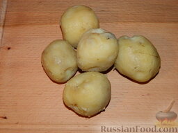 Салат с сухариками "Грибное лукошко": Остудить готовый картофель, очистить.